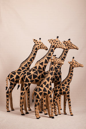 Figurine de girafe tachetée noire