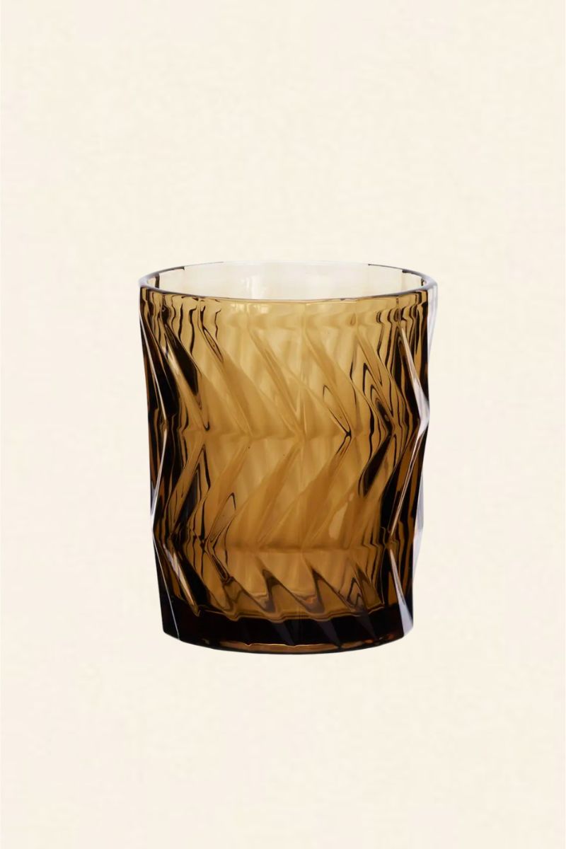 Verre rose de couleurs assorties