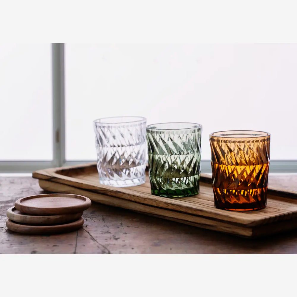 Verre rose de couleurs assorties