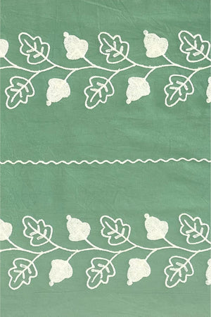 Nappe brodée à feuilles noires