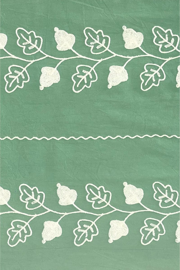 Nappe brodée à feuilles noires