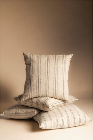 Coussin à rayures en lin 01