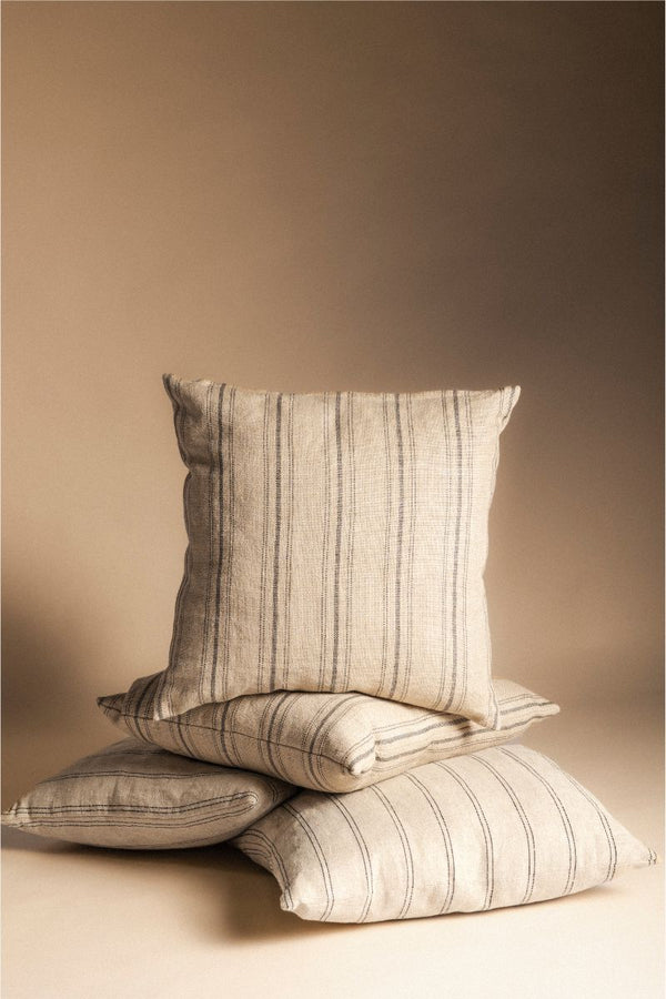 Coussin à rayures en lin 01